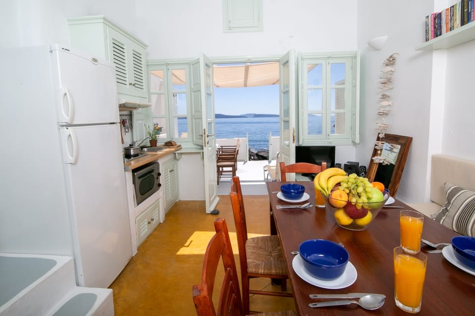 Kitchenette and dining area