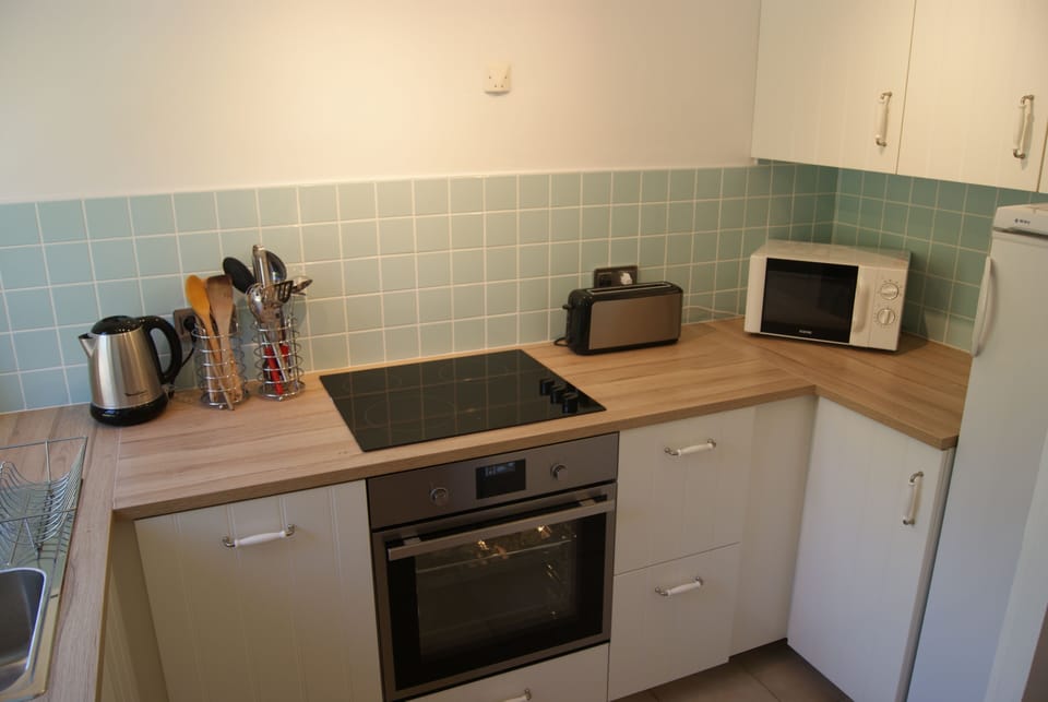 Kitchen (newly renovated 2017)