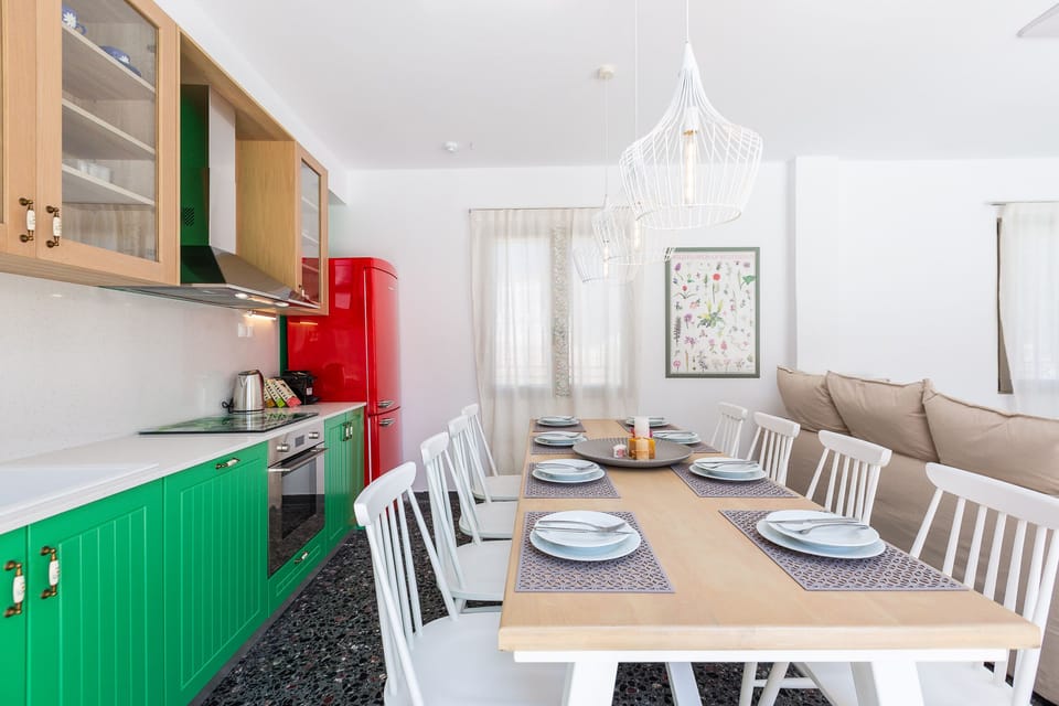 Fully equipped kitchen and dining area for all guests!