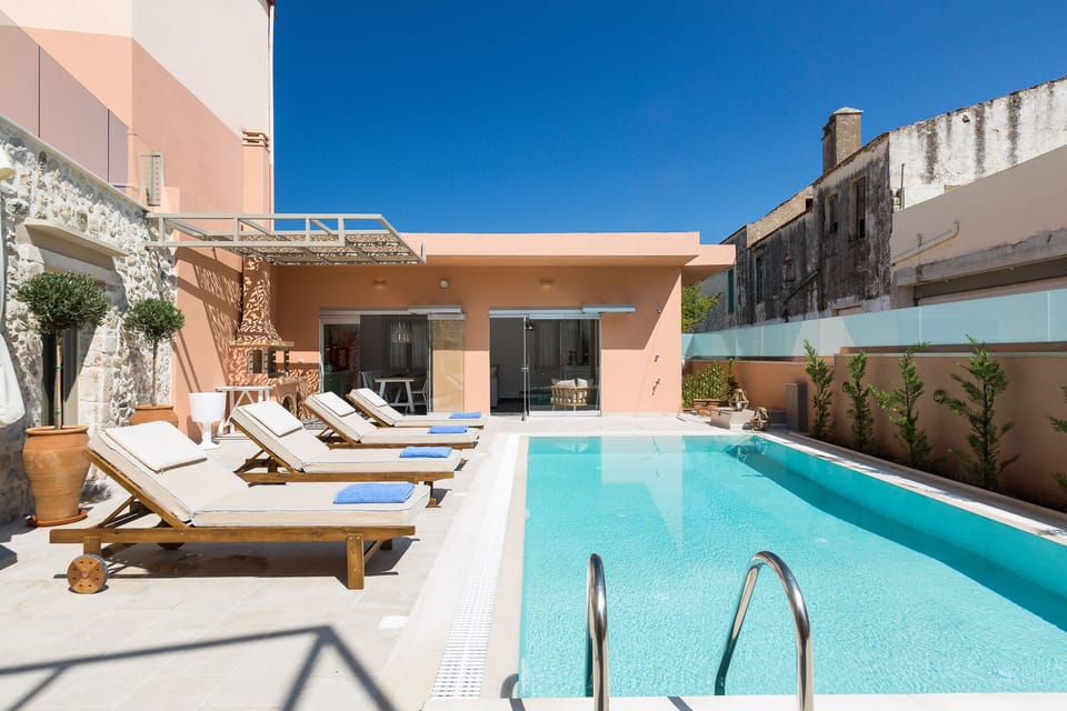 The outdoor area is ideal for relaxation and sunbathing!