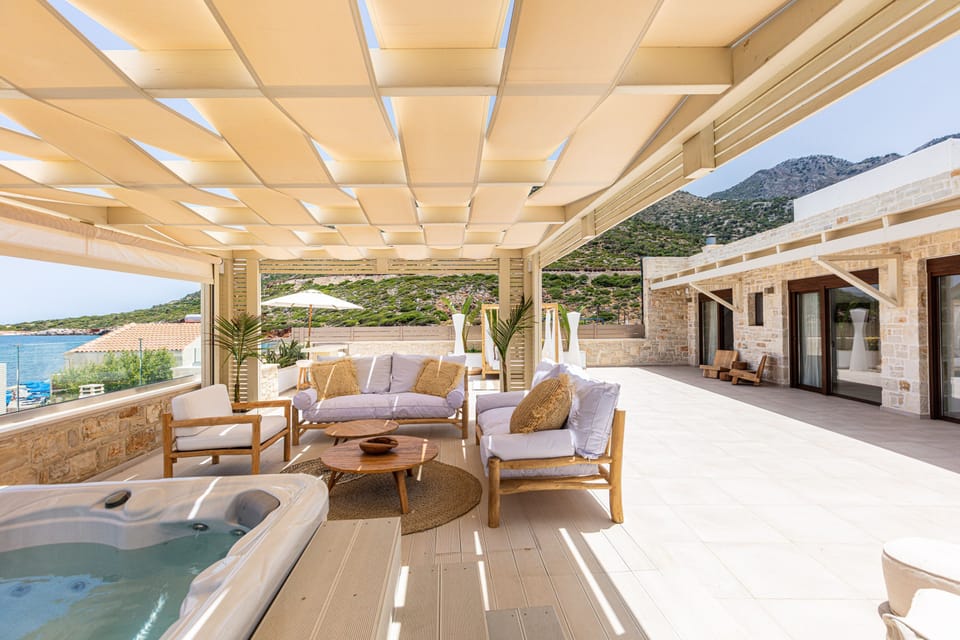 Outdoor hot tub for 5 people available on the 1st floor veranda.