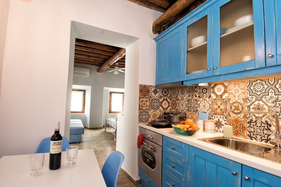The traditional fully equipped kitchen with dining table for 4 (lower house)