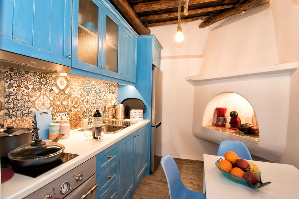 The traditional fully equipped kitchen with dining table for 4 (lower house)