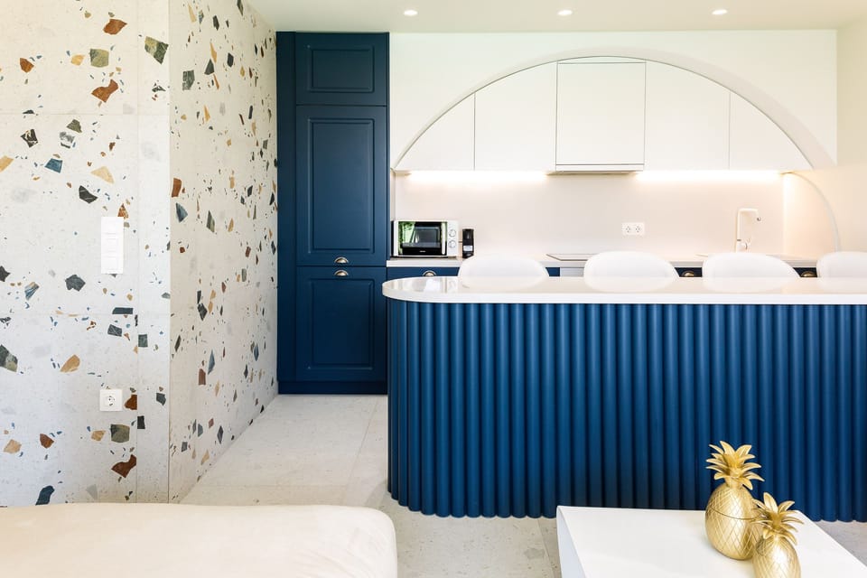 Fully equipped kitchen with a dining counter.