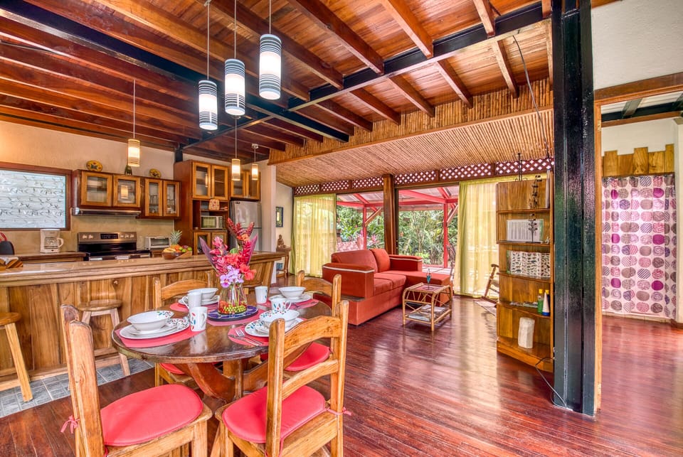  Dinning room, Living room with 32'' TV with Netflix and Games and book