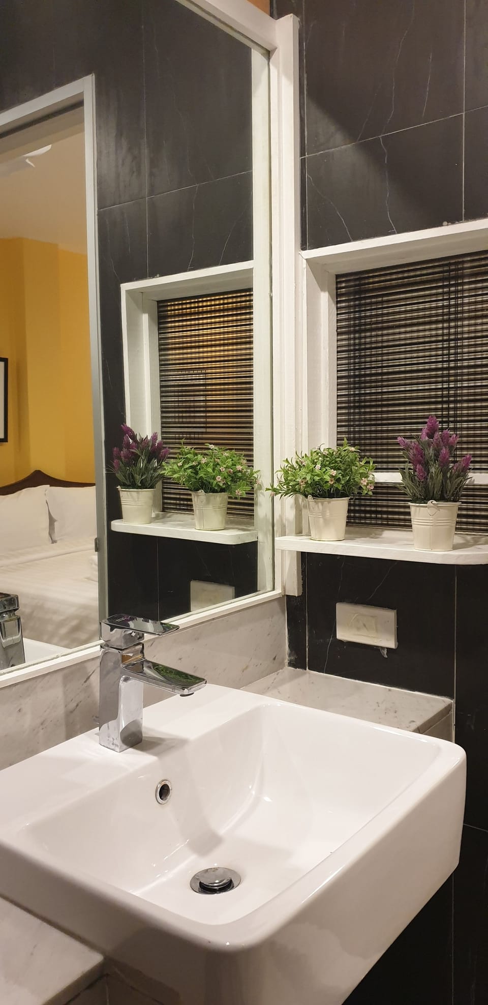 Deluxe Double or Twin Room | Bathroom | Shower, towels, shampoo, toilet paper
