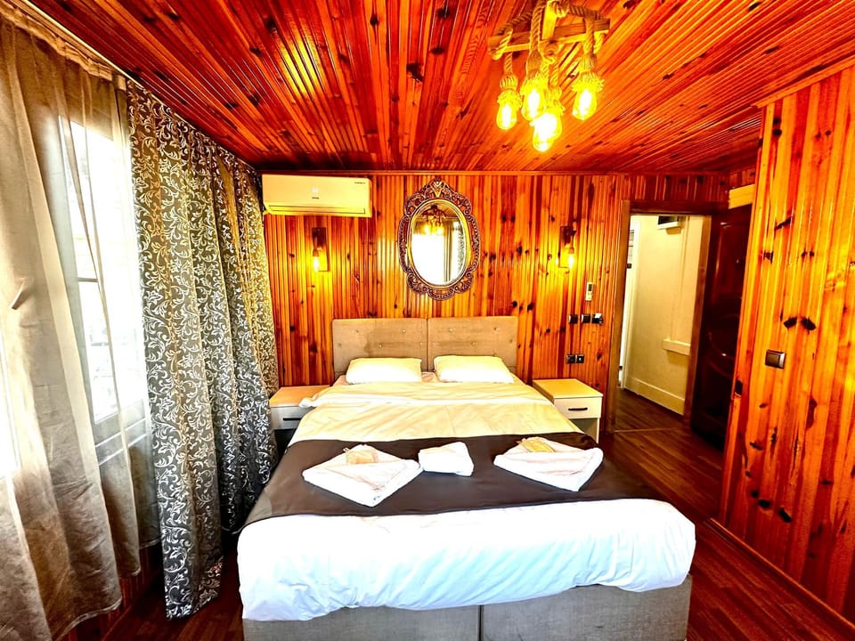 Deluxe Double Room, 1 Double Bed, City View | Premium bedding, minibar, desk, laptop workspace