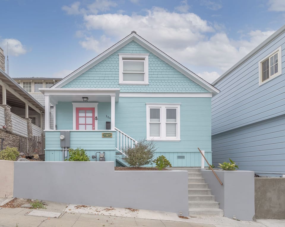 Welcome to Seagull's Nest! 3 Bed, 2 Bath Close to Downtown