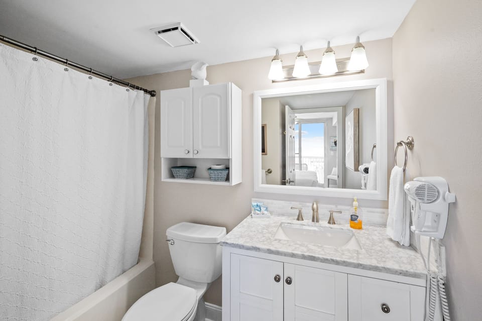 Master bath with shower/tub combination