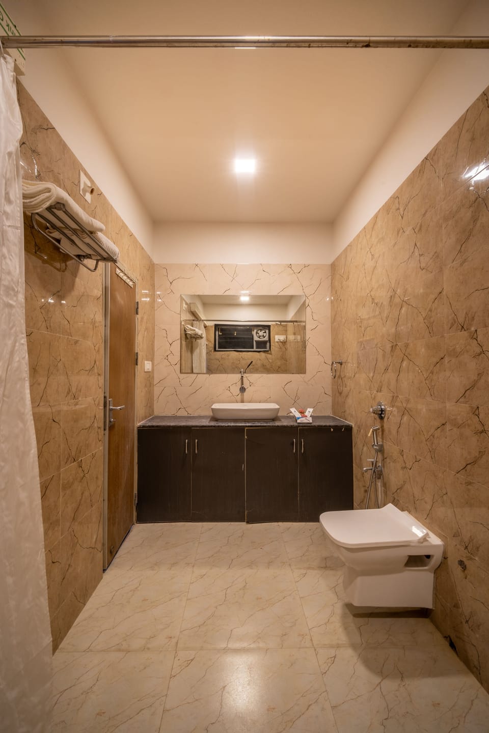 Separate tub and shower, deep soaking tub, rainfall showerhead