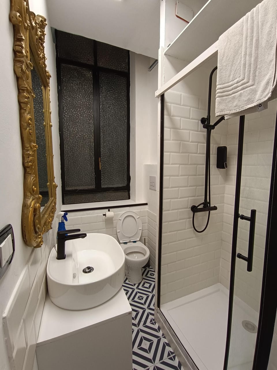 Comfort Double Room | Bathroom | Shower, hydromassage showerhead, free toiletries, hair dryer