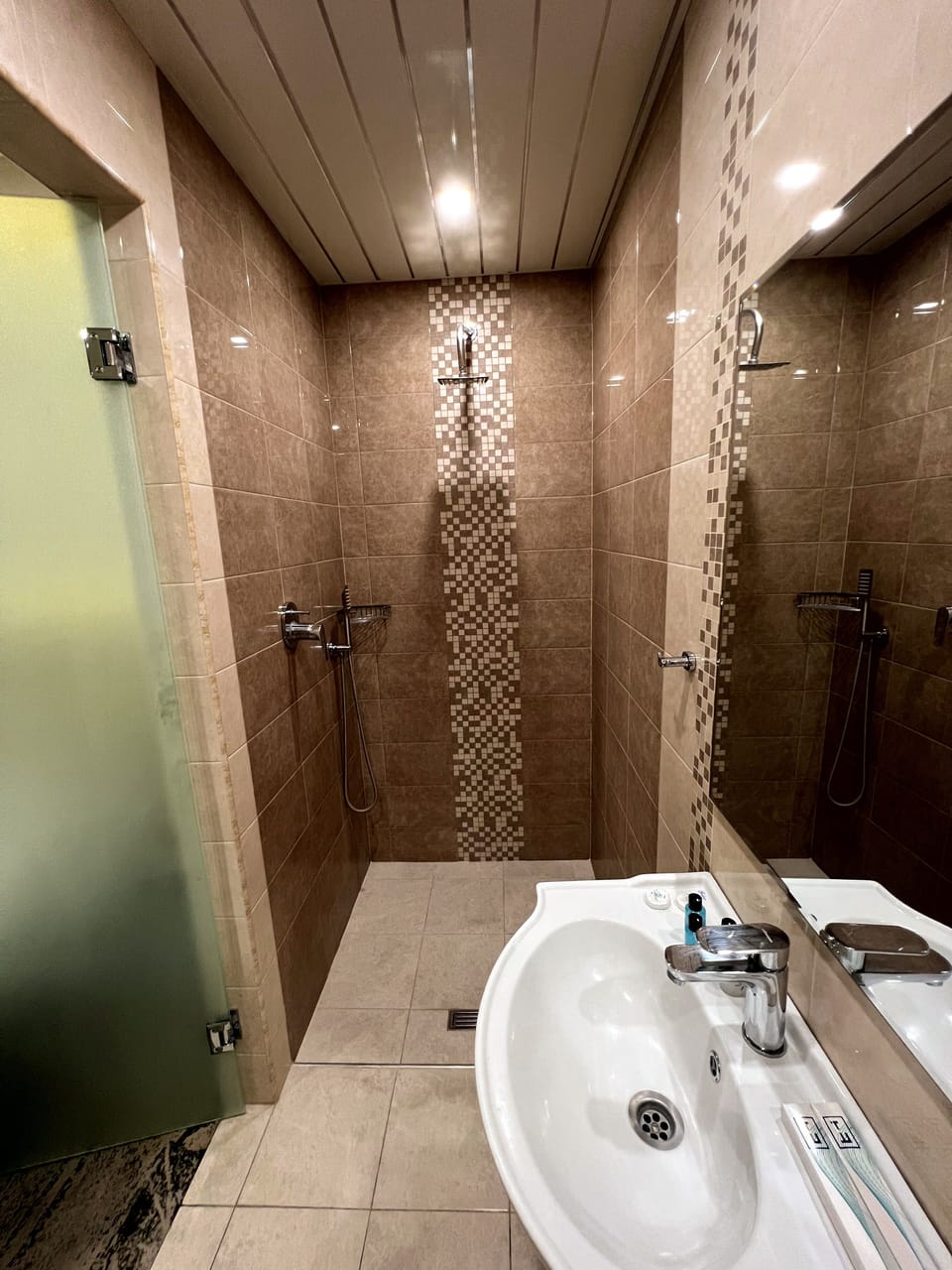 Comfort Twin Room | Bathroom | Combined shower/tub, spring water tub, rainfall showerhead