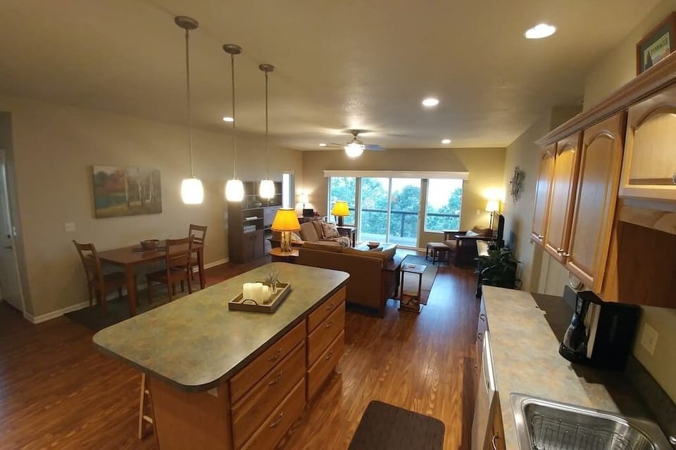"We were very lucky to stay there. Jon?s parents were the most gracious hosts... I highly recommend this home to anyone visiting in the southern Oregon area." - Melissa