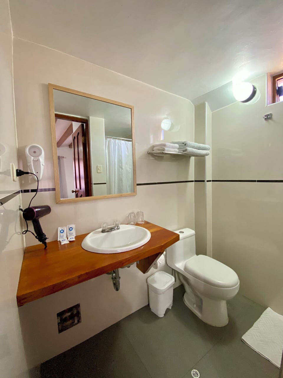 Classic Twin Room | Bathroom | Shower, rainfall showerhead, free toiletries, hair dryer