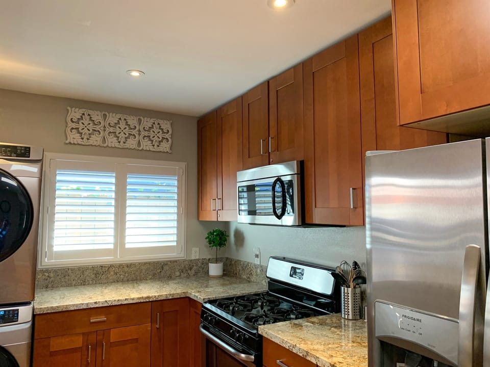Granite countertops & stainless appliances