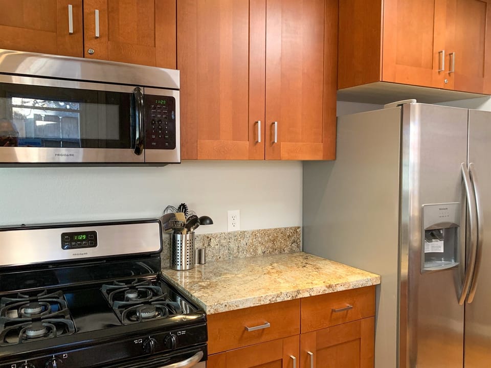 Granite countertops & stainless appliances