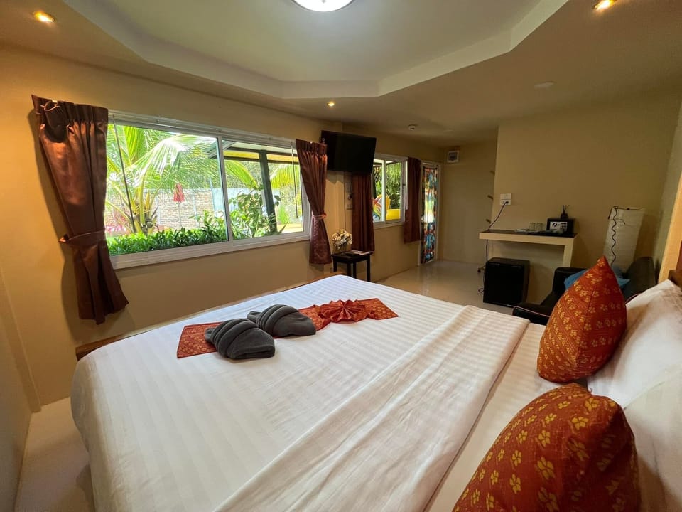 Deluxe Room | In-room safe, iron/ironing board, free WiFi, bed sheets