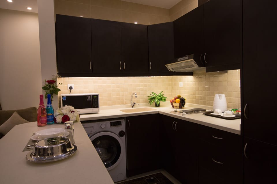 Fridge, coffee/tea maker, electric kettle, highchair
