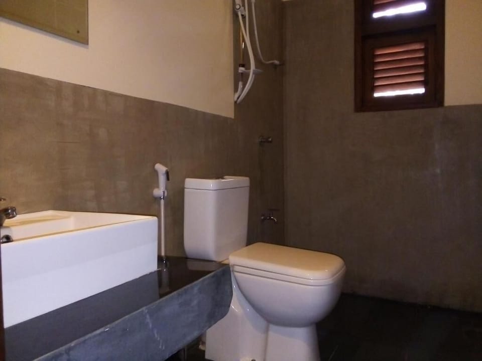 Shower, free toiletries, towels