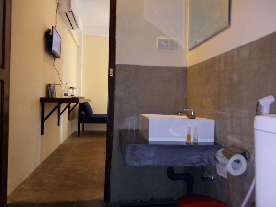 Shower, free toiletries, towels
