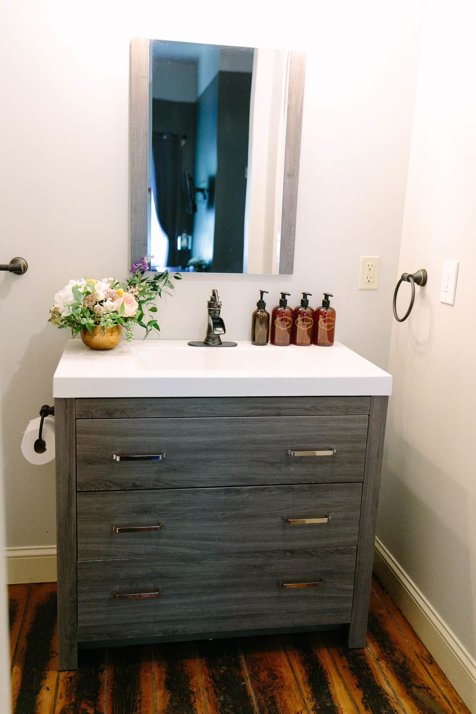 Rhino Room | Bathroom | Shower, rainfall showerhead, free toiletries, hair dryer