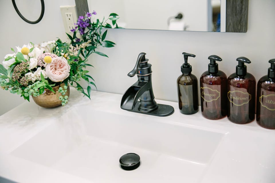 Zebra Room | Bathroom | Shower, rainfall showerhead, free toiletries, hair dryer