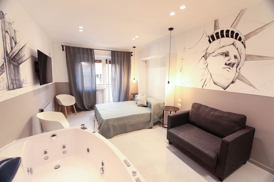 Studio Suite (Nord America) | Premium bedding, down comforters, memory foam beds, in-room safe
