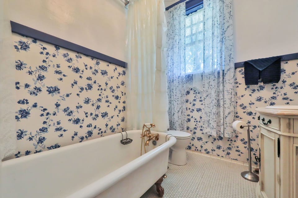 The French Room | Bathroom | Shower, free toiletries, hair dryer, bathrobes