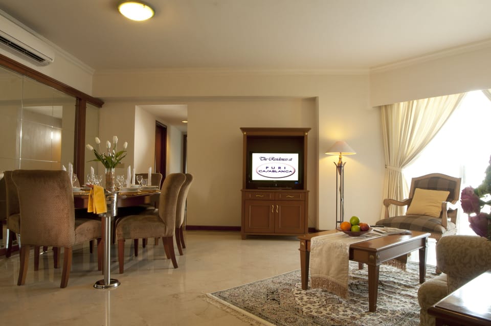In-room safe, desk, bed sheets