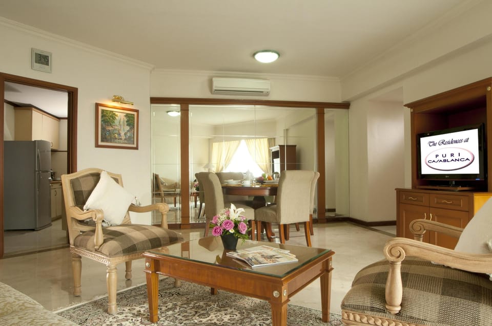 Suite, 2 Bedrooms (1 King & 1 Single Bed) | In-room safe, desk, bed sheets