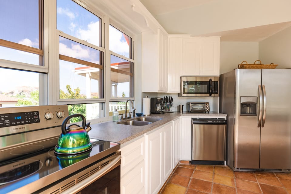 Full kitchen including all the appliances 