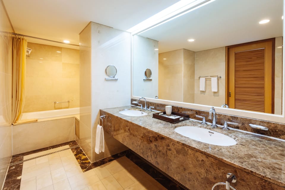 Deluxe Twin Room | Bathroom | Combined shower/tub, free toiletries, hair dryer, slippers
