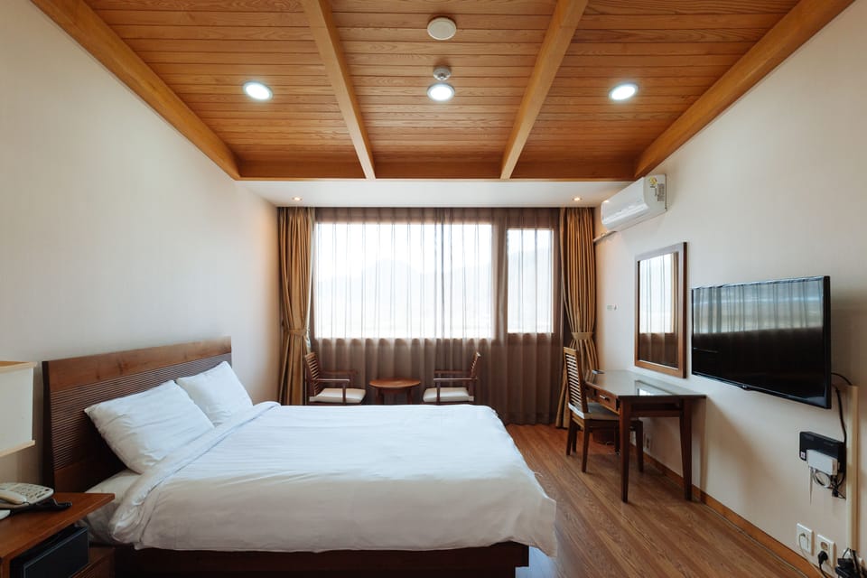 Deluxe Twin Room | Blackout drapes, free WiFi, wheelchair access