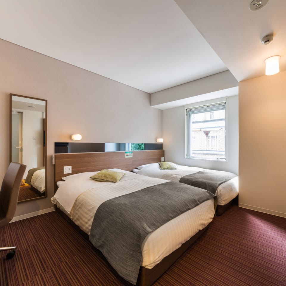 Hollywood Twin Room | Desk, blackout drapes, soundproofing, iron/ironing board
