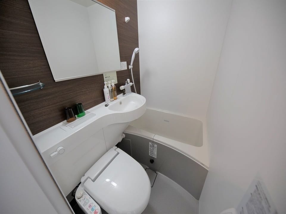 Combined shower/tub, deep soaking tub, free toiletries, hair dryer