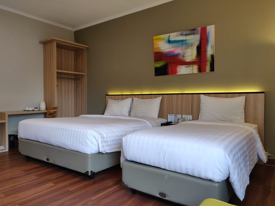 Grand Deluxe Room | Desk, laptop workspace, rollaway beds (surcharge), WiFi (free)