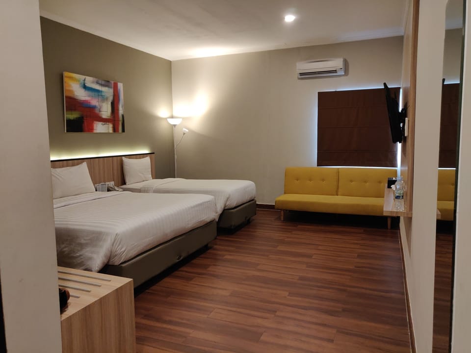 Grand Deluxe Room | Desk, laptop workspace, rollaway beds (surcharge), WiFi (free)