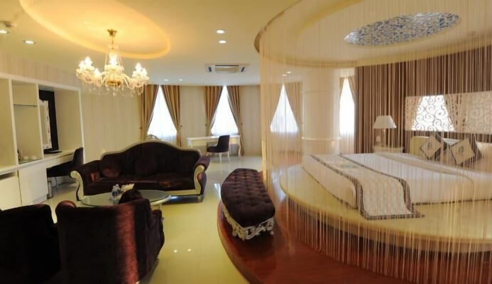 Viet Uc Suite Room | Minibar, desk, blackout drapes, soundproofing