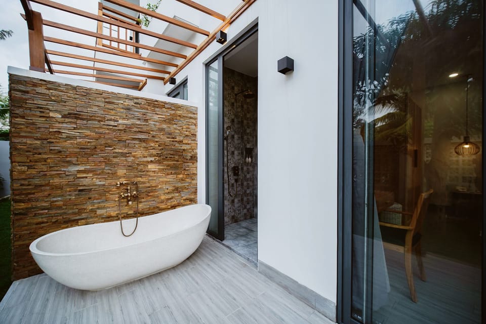 Deep soaking bathtub