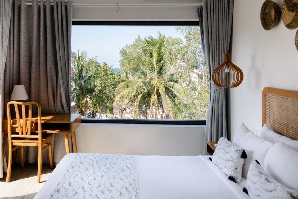 Watermark Premier Horizon View | Minibar, in-room safe, desk, laptop workspace