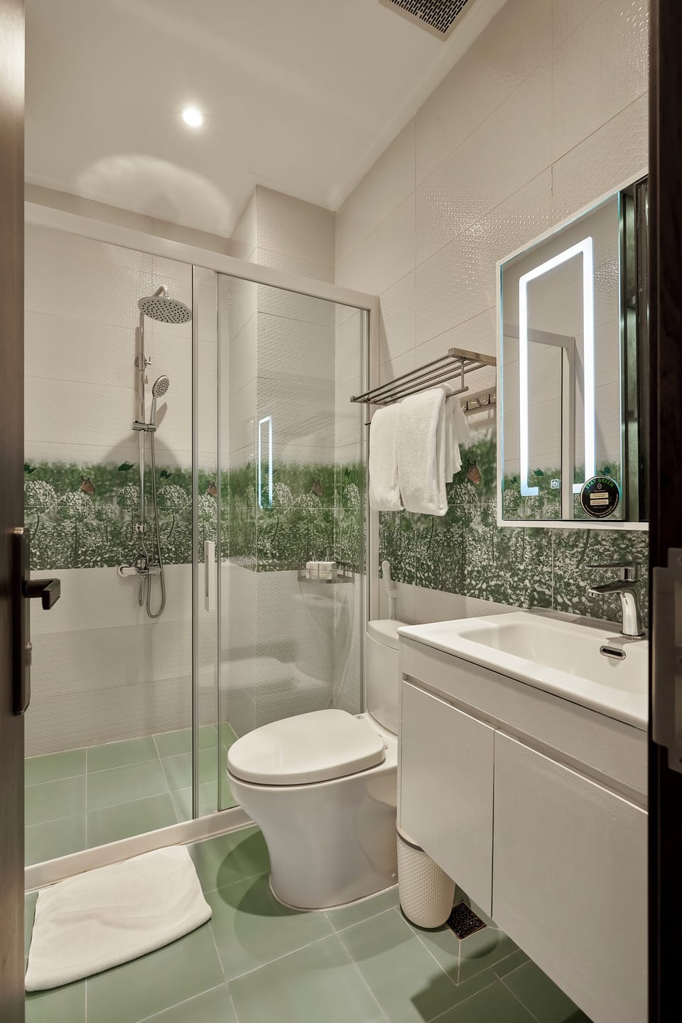 Luxury Twin Room, Balcony | Bathroom | Shower, rainfall showerhead, free toiletries, hair dryer