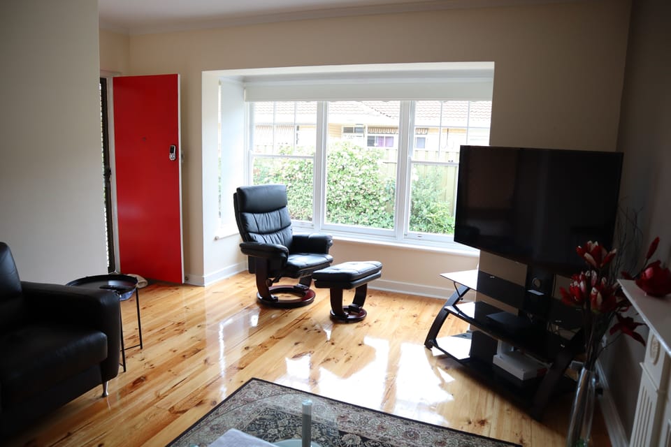 Spacious front room with TV and Wi-Fi.