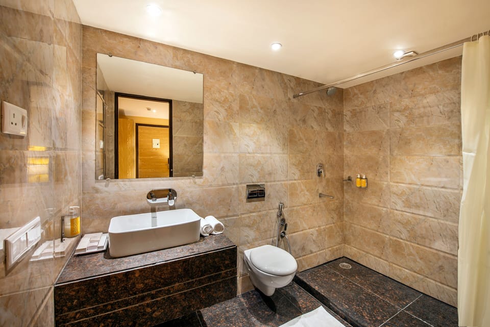 Shower, rainfall showerhead, free toiletries, hair dryer