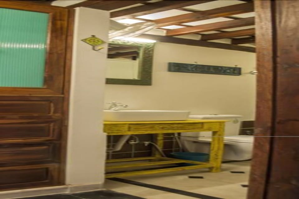 Shower, free toiletries, towels