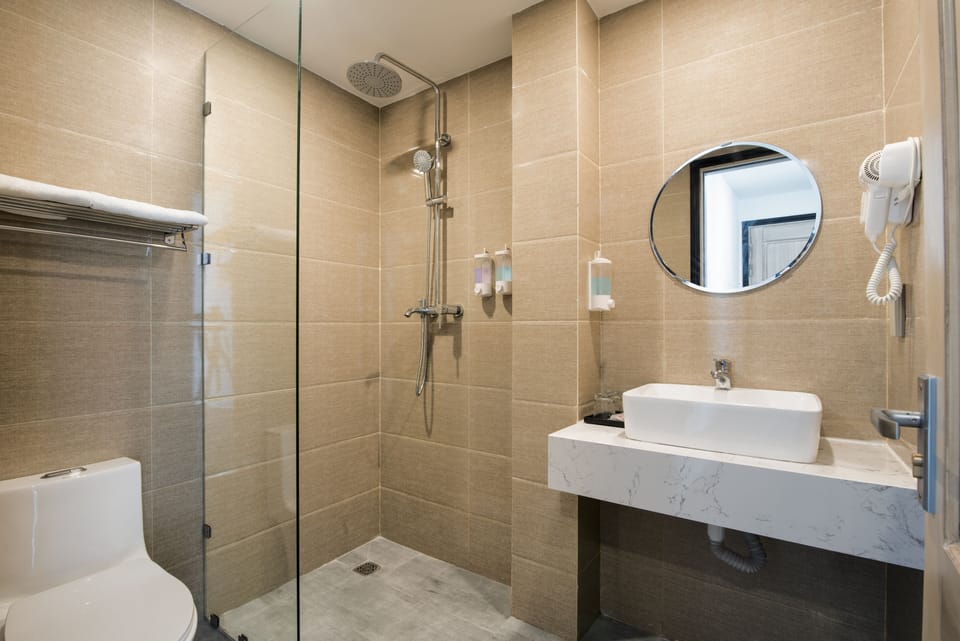 Premier Twin/ Double Room, City View | Bathroom | Shower, rainfall showerhead, free toiletries, hair dryer