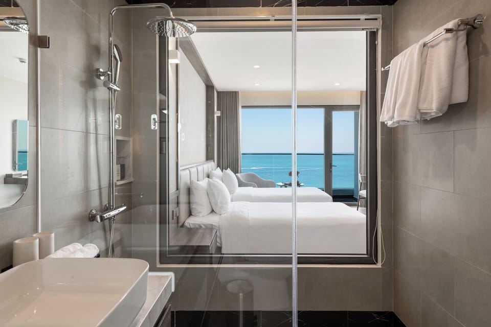 Deluxe Twin Ocean Panorama | Bathroom | Separate tub and shower, designer toiletries, hair dryer, bathrobes