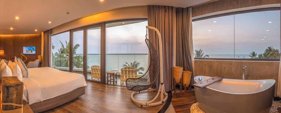 Grand Suite Ocean Panorama | Minibar, in-room safe, individually decorated, individually furnished