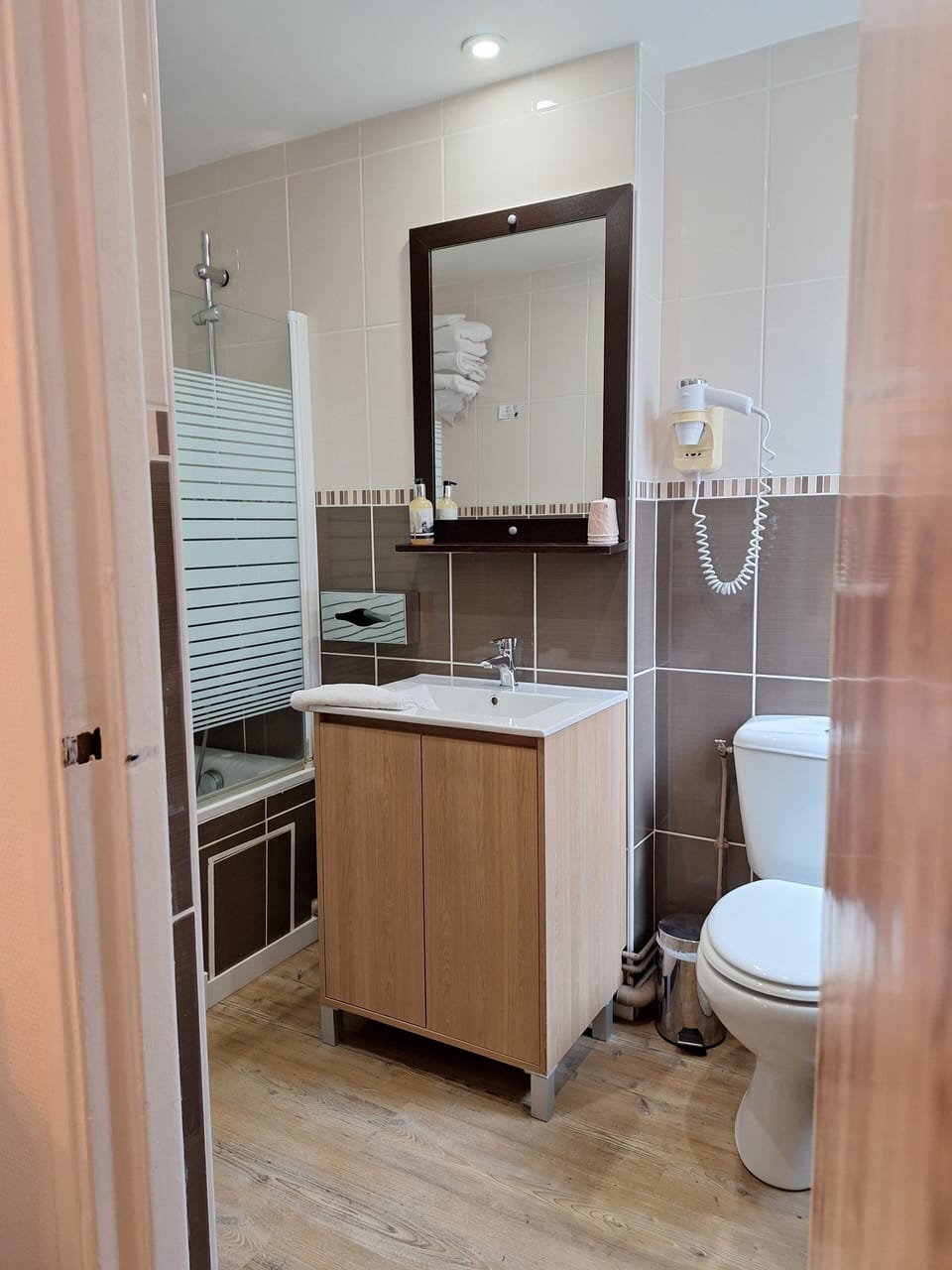 Superior Triple Room | Bathroom | Shower, free toiletries, hair dryer, towels