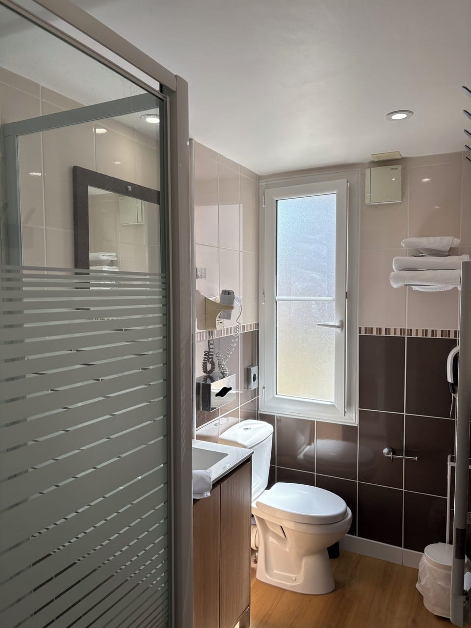 Superior Queen Room | Bathroom | Shower, free toiletries, hair dryer, towels