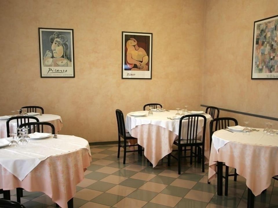Daily continental breakfast (EUR 4 per person)